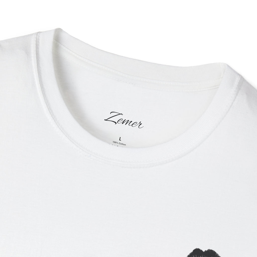 T-Shirt — ‘Ti dhe unë kundër gjithë botës’ Back Print with Lip Kiss Graphic