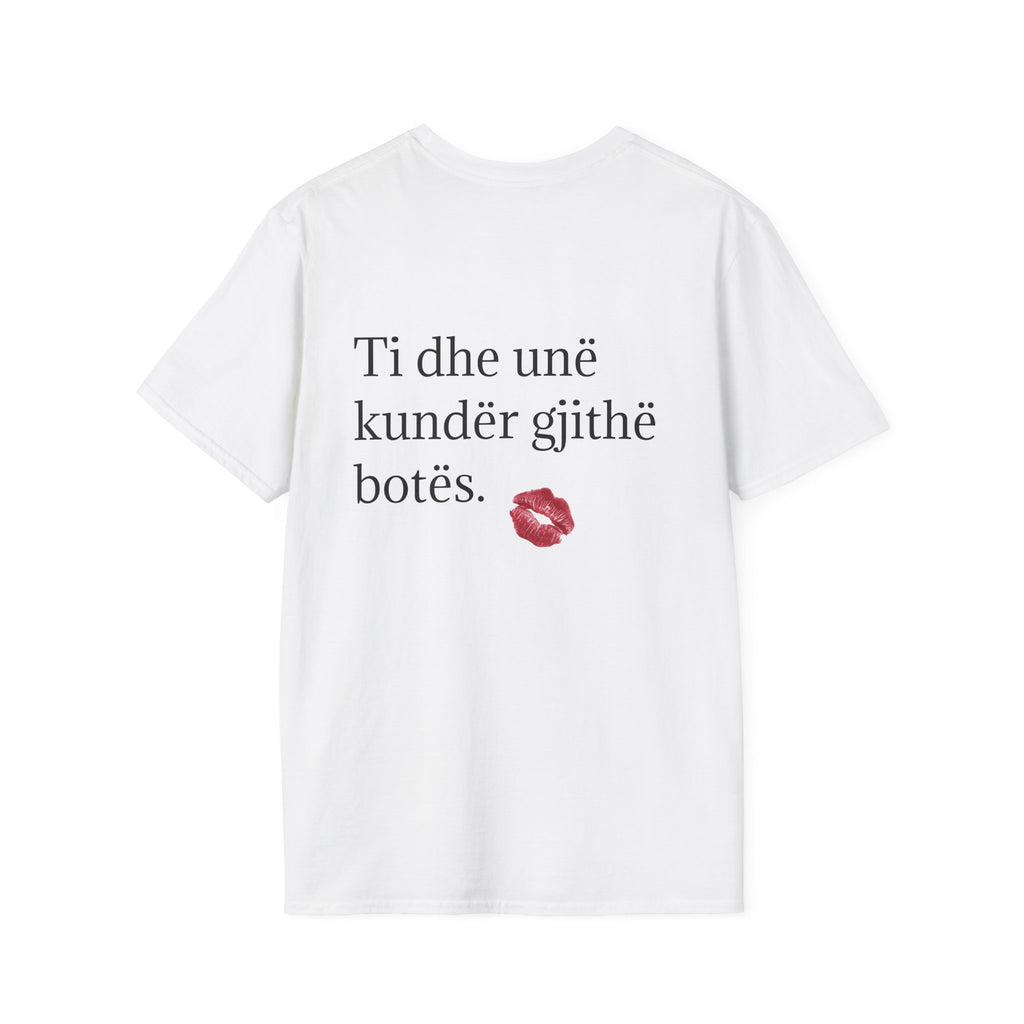 T-Shirt — ‘Ti dhe unë kundër gjithë botës’ Back Print with Lip Kiss Graphic