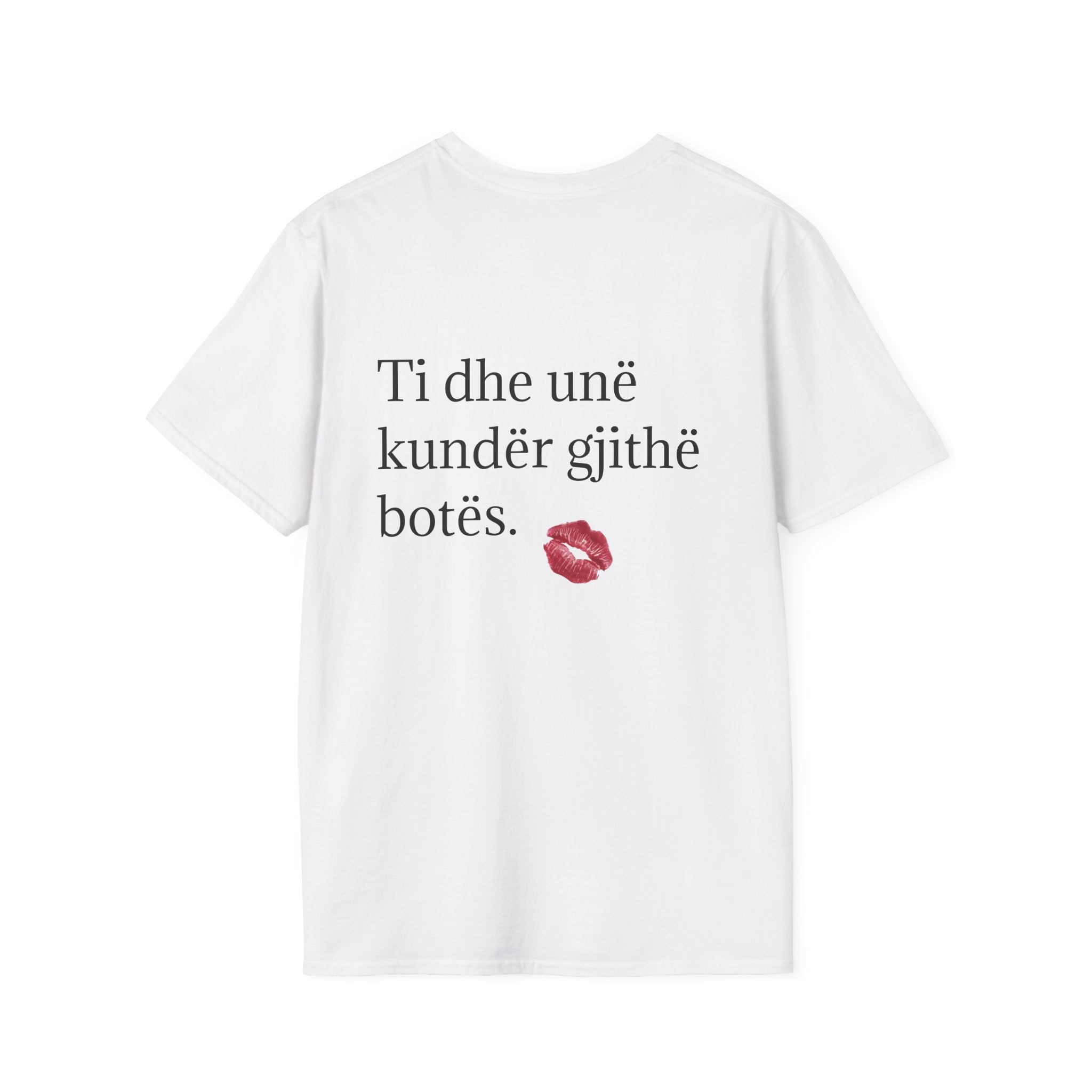 T-Shirt — ‘Ti dhe unë kundër gjithë botës’ Back Print with Lip Kiss Graphic