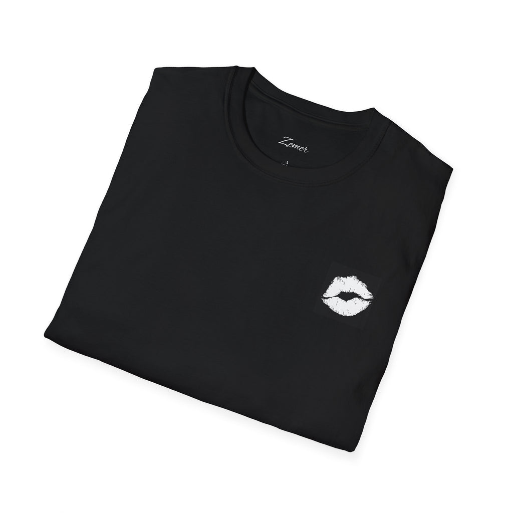 T-Shirt — ‘Ti dhe unë kundër gjithë botës’ Back Print with Lip Kiss Graphic