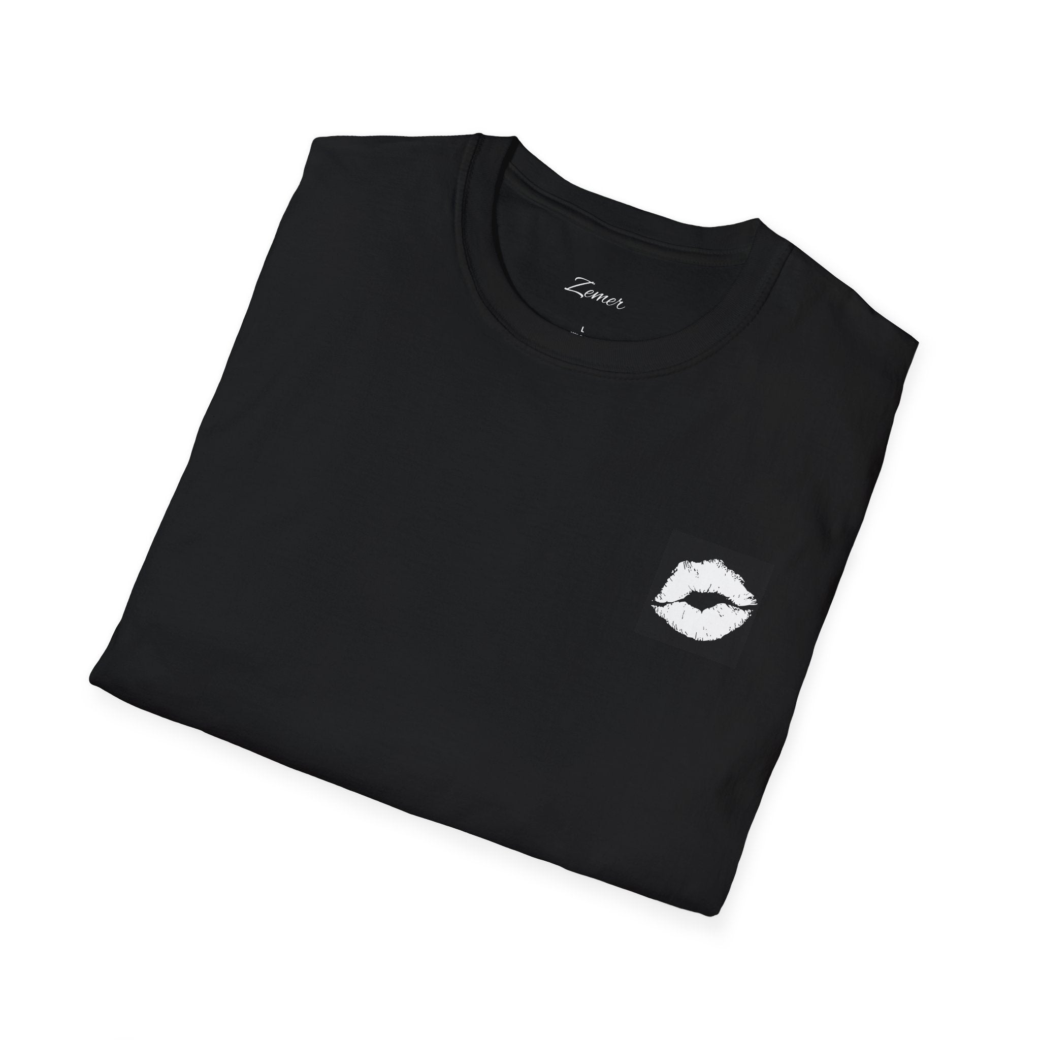 T-Shirt — ‘Ti dhe unë kundër gjithë botës’ Back Print with Lip Kiss Graphic