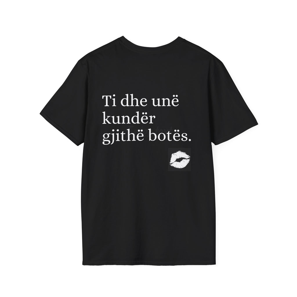 T-Shirt — ‘Ti dhe unë kundër gjithë botës’ Back Print with Lip Kiss Graphic