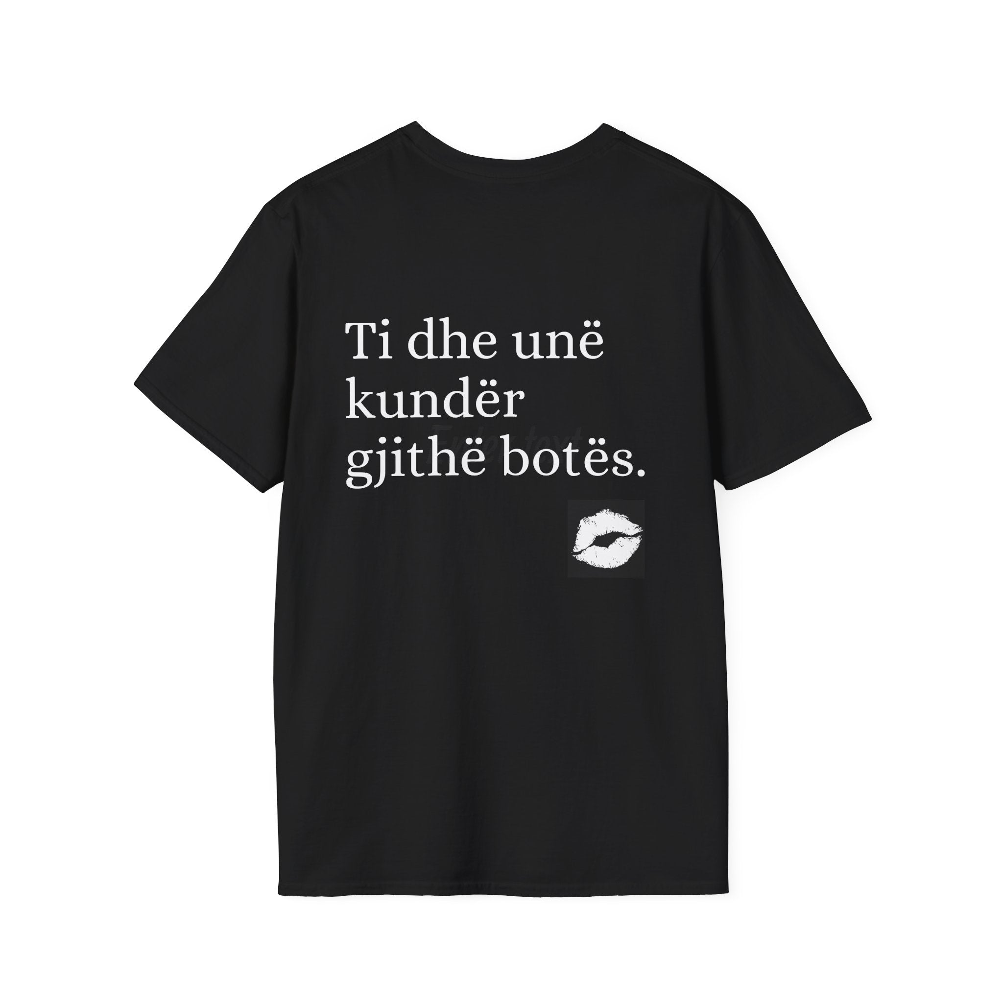 T-Shirt — ‘Ti dhe unë kundër gjithë botës’ Back Print with Lip Kiss Graphic